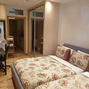 Luxury 1min Walk From Underground, With Free Parking Free Wifi Apartament Londyn