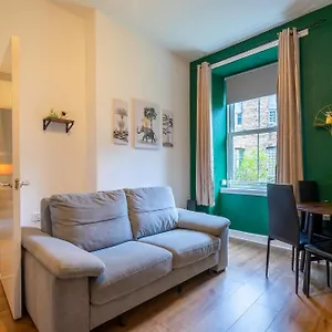 The Eden Apartment, Center Appartement